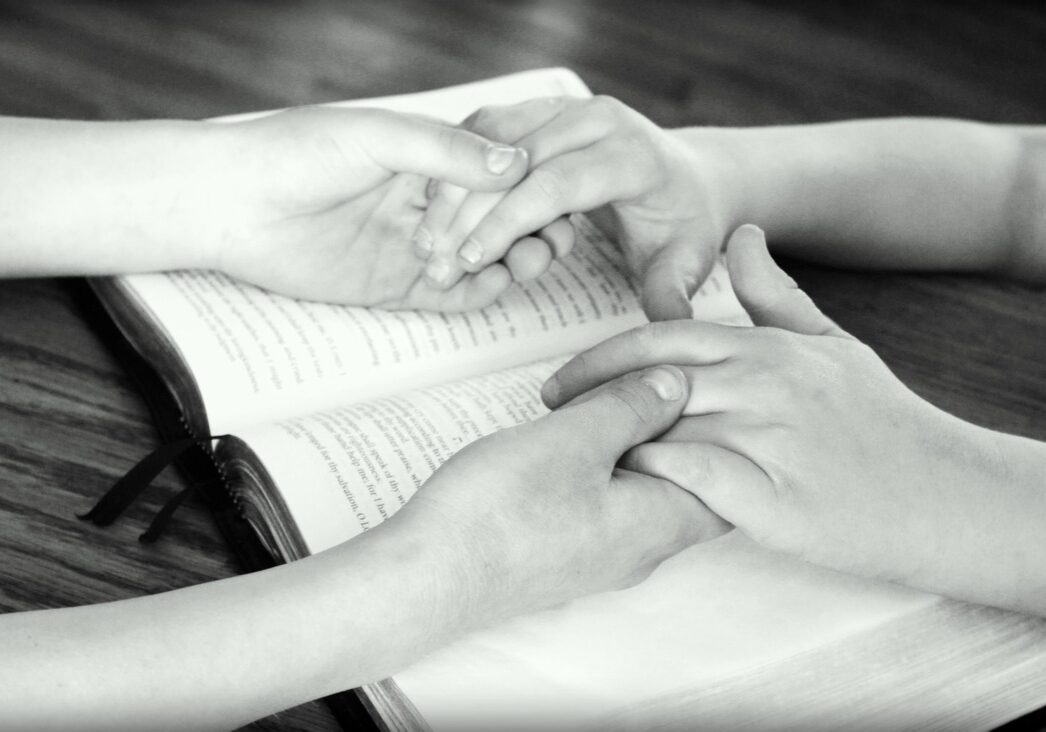 holding-hands-752878_1280 holding-hands-752878_1280